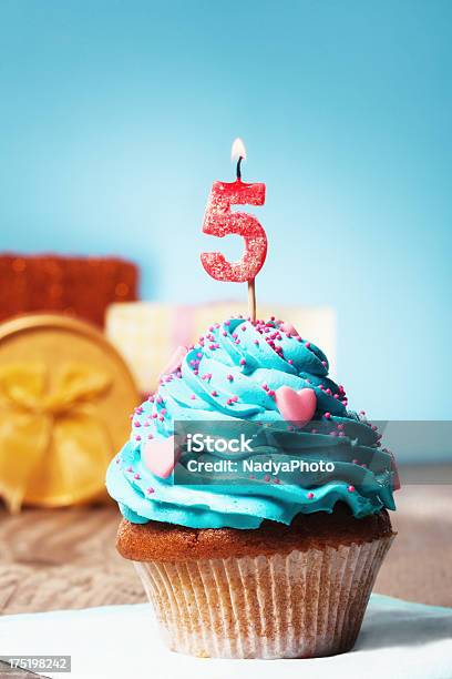 Cupcake - zdjęcia stockowe i więcej obrazów Liczba 5 - Liczba 5, Urodziny, Muffin