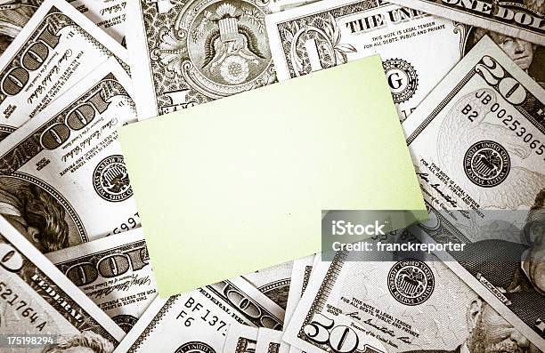 Punhado De Dólares Com Cartão De Negócios - Fotografias de stock e mais imagens de Abundância - Abundância, Amontoar, Carta de Baralho