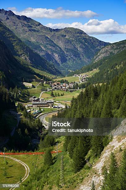 Foto de Alpine Valley e mais fotos de stock de Aldeia - Aldeia, Alpes europeus, Cidade pequena
