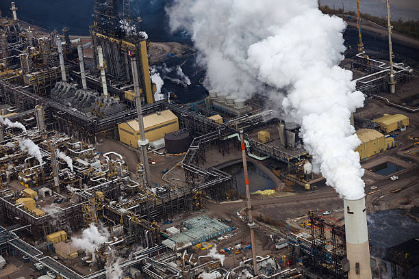 raffinerie de pétrole, photo aérienne - alberta gas refinery tarsands oilsands photos et images de collection