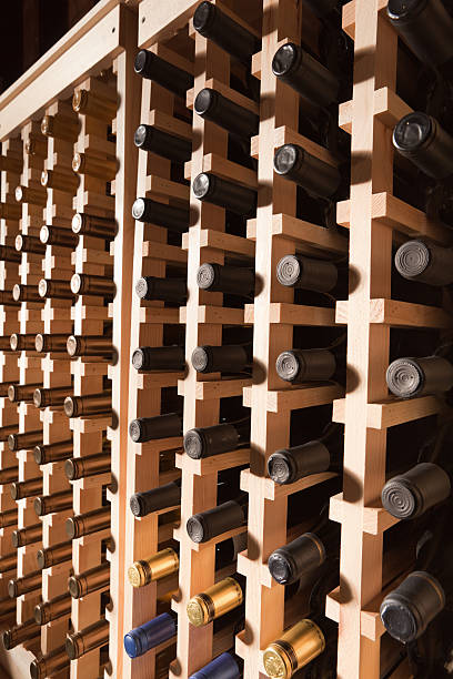 대량 병의 와인 셀러 건조대 vt - vertical wine bottle variation rack 뉴스 사진 이미지