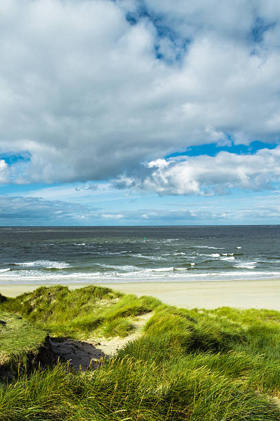 düne mit blick aufs meer - sand sea oat grass beach sand dune stock-fotos und bilder