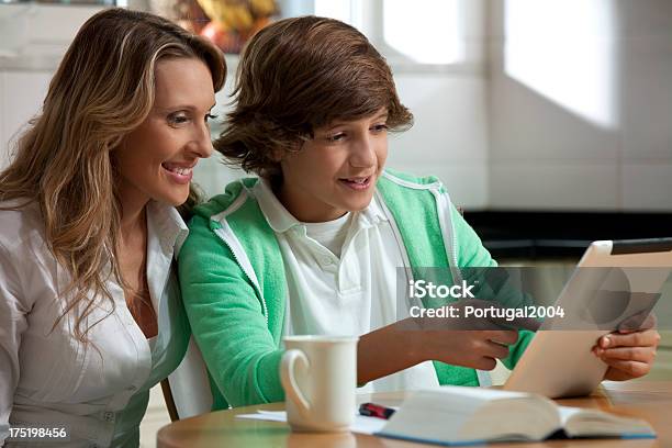 Buenos Momentos Familiares Foto de stock y más banco de imágenes de 14-15 años - 14-15 años, 30-39 años, Adolescente