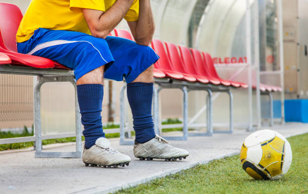 piłka nożna gracz siedzi na ławce - soccer bench soccer player sport zdjęcia i obrazy z banku zdjęć