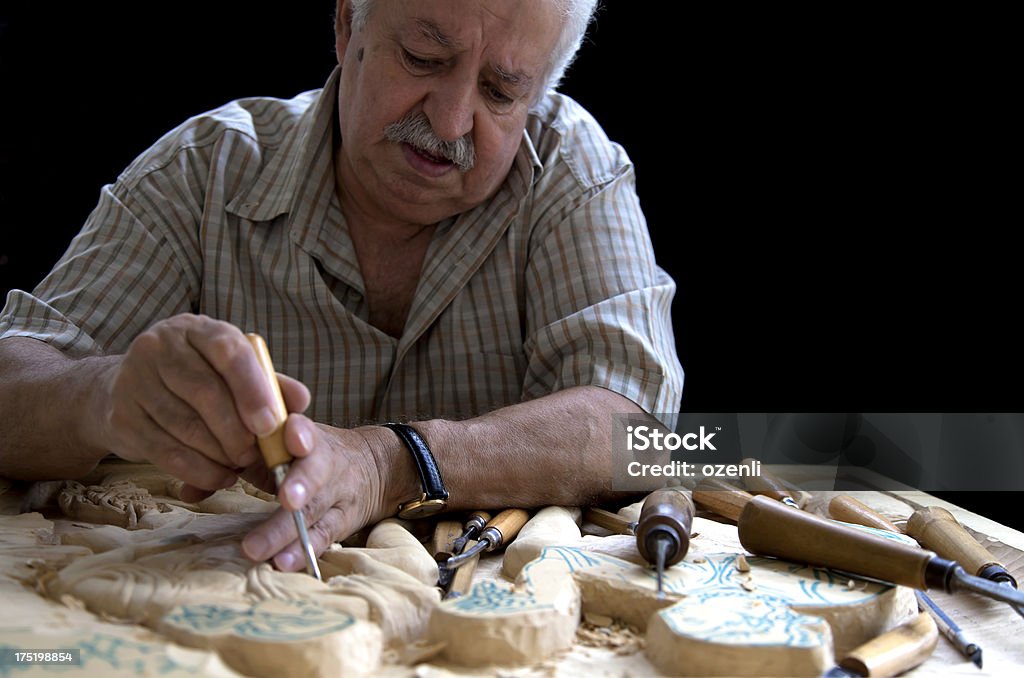 craftman na Turquia trabalhar com uma imagem artística de Madeira - Royalty-free Antigo Foto de stock