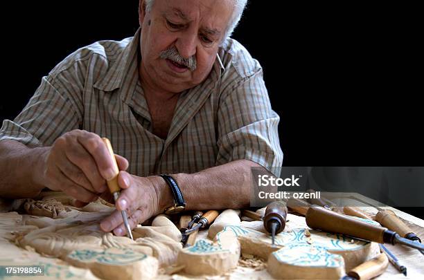 Craftman Na Turquia Trabalhar Com Uma Imagem Artística De Madeira - Fotografias de stock e mais imagens de Antigo