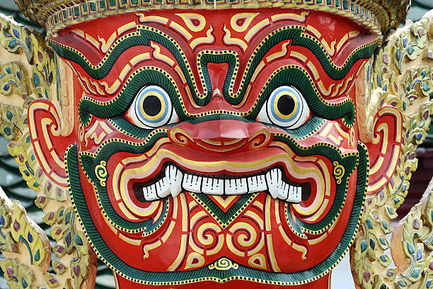 fera guarda rosto close-up do grand palace de bangcoc, tailândia - bangkok thailand demon majestic - fotografias e filmes do acervo