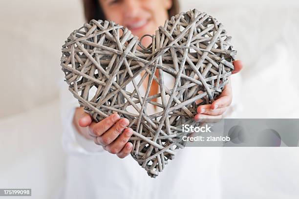 Mujer Con Su Corazón Foto de stock y más banco de imágenes de Adulto - Adulto, Agarrar, Amor - Sentimiento