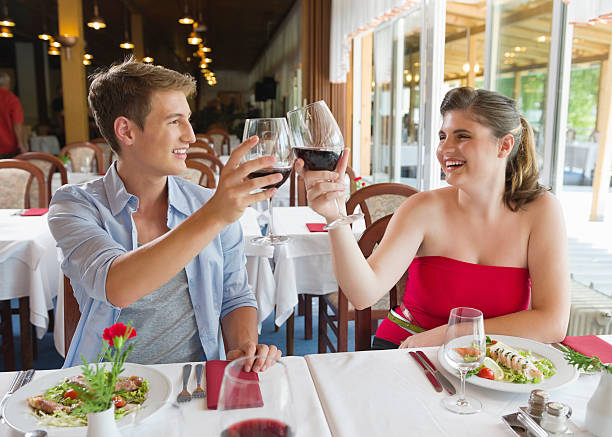 istock Teenage Couple At Restaurant. 175199121