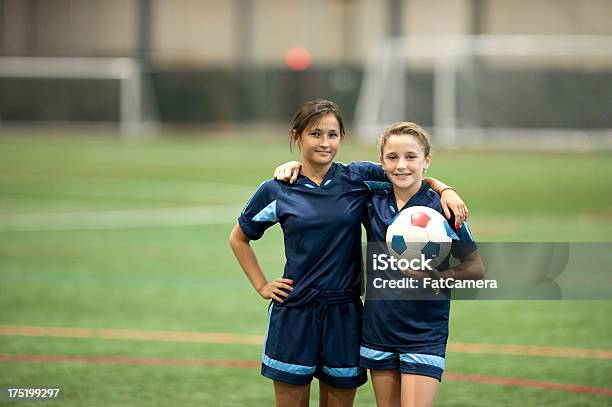 Giocatori Di Calcio - Fotografie stock e altre immagini di 12-13 anni - 12-13 anni, 14-15 anni, Bambine femmine