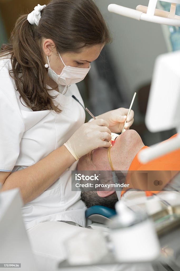 Pacjenta i dentystę w gabinecie stomatologicznym - Zbiór zdjęć royalty-free (Biały)