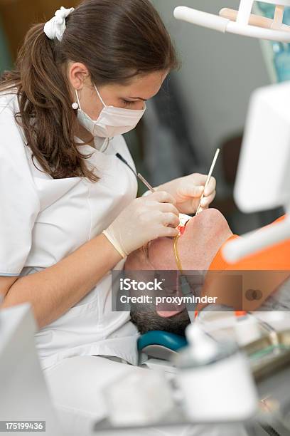 Pacjenta I Dentystę W Gabinecie Stomatologicznym - zdjęcia stockowe i więcej obrazów Biały - Biały, Dentysta, Dorosły
