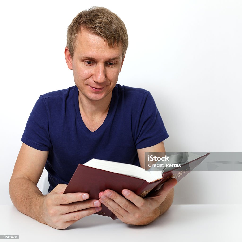 uomo che legge un libro - Foto stock royalty-free di Abbigliamento casual