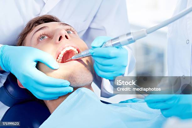 Visita Di Un Dentista - Fotografie stock e altre immagini di 20-24 anni - 20-24 anni, Adulto, Ambientazione interna