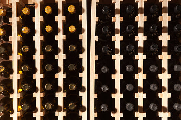 表示のワインラックにボトル hz - wine cellar liquor store wine rack ストックフォトと画像