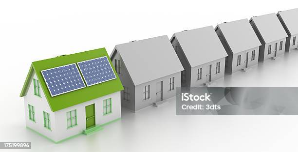 Casa De Energía Solar Foto de stock y más banco de imágenes de Energía solar - Energía solar, Fondo blanco, Casa