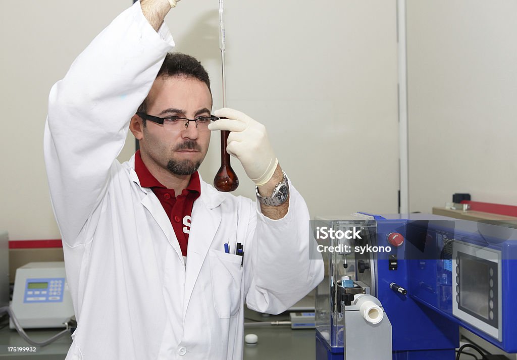 Farmacista in laboratorio - Foto stock royalty-free di Adulto