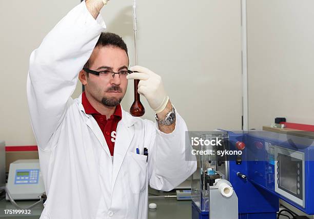 Farmacista In Laboratorio - Fotografie stock e altre immagini di Adulto - Adulto, Analizzare, Atomo