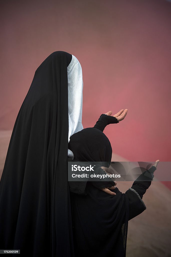 Donna musulmana isolato su rosso - Foto stock royalty-free di Bambino