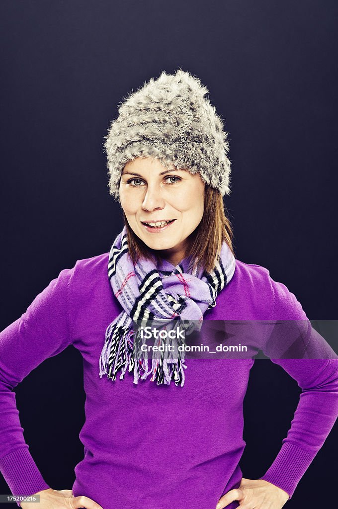 Mulher sorridente no outono, o uso de roupas de inverno, Foto de estúdio - Foto de stock de 25-30 Anos royalty-free