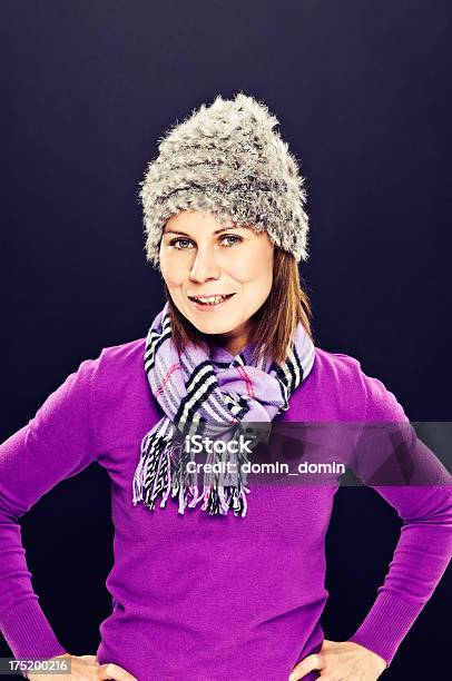 Foto de Mulher Sorridente No Outono O Uso De Roupas De Inverno Foto De Estúdio e mais fotos de stock de 25-30 Anos