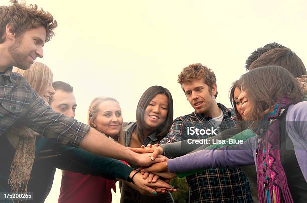 Gruppo Multietnico Di Studenti Dellunità - Fotografie stock e altre immagini di 20-24 anni - 20-24 anni, 25-29 anni, Accordo d'intesa