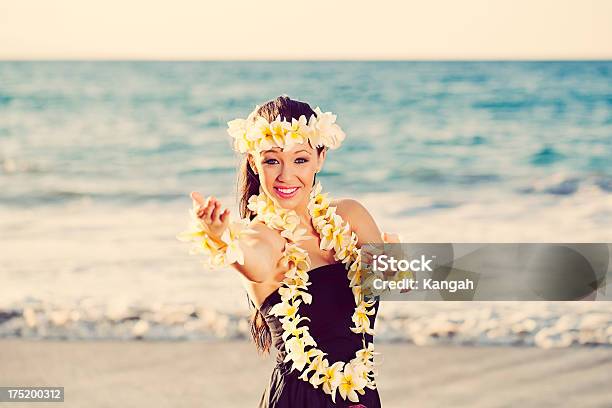 Bela Jovem Dançarino De Hula - Fotografias de stock e mais imagens de Adolescente - Adolescente, Adulto, Ao Ar Livre