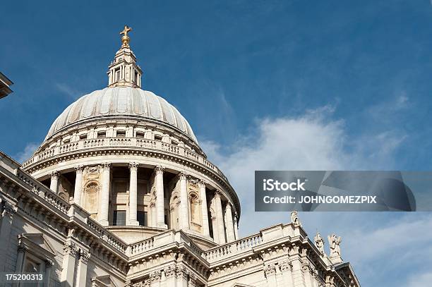 Foto de Cúpula De Stpauls Cathedral Londres Reino Unido e mais fotos de stock de Alto - Descrição Geral