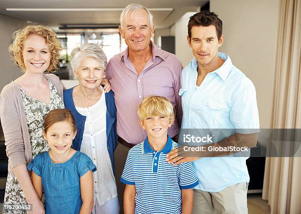 Foto de Familiares Unidos e mais fotos de stock de Adulto - Adulto, Avó, Avós e Avôs