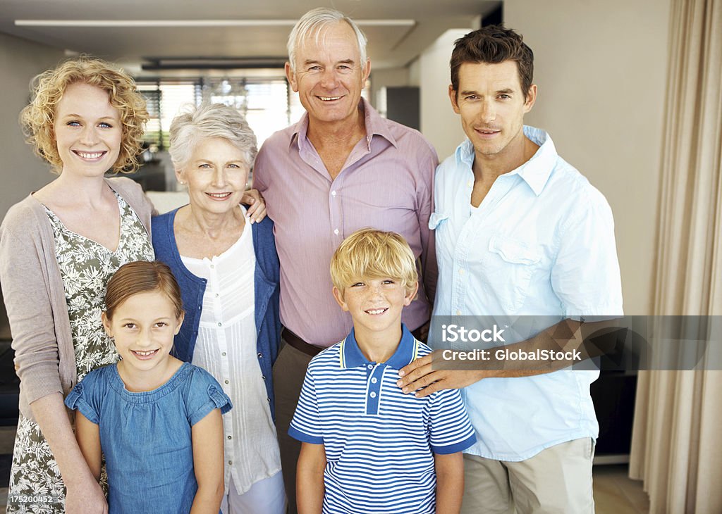 Крупный вязаный семьи - Стоковые фото Активный пенсионер роялти-фри