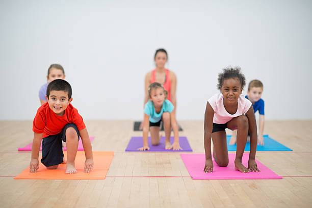 yoga für kinder - 4th graders stock-fotos und bilder