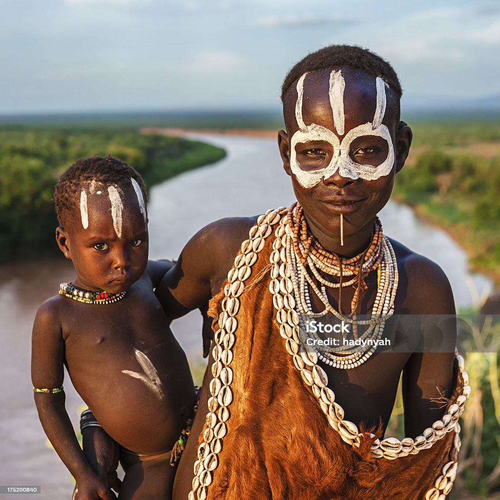Frau vom Stamm der Karo hält Ihr baby, Äthiopien, Afrika - Lizenzfrei Afrika Stock-Foto