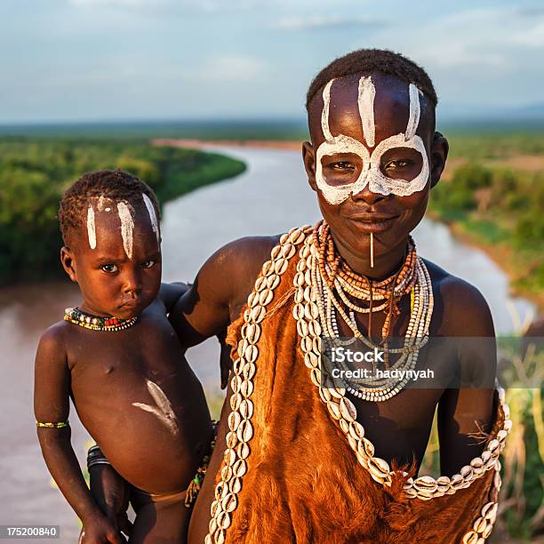 Frau Vom Stamm Der Karo Hält Ihr Baby Äthiopien Afrika Stockfoto und mehr Bilder von Afrika