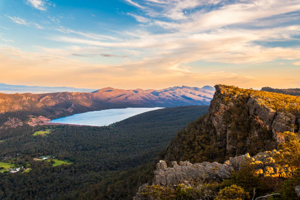 montagne del parco nazionale dei grampians con il lago bellfield viste dal belvedere di pinnacle - pinnacle foto e immagini stock