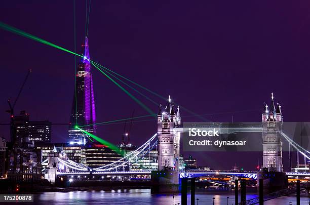 Photo libre de droit de The Shard Gratteciel Spectacle Laser À Londres banque d'images et plus d'images libres de droit de Angleterre - Angleterre, Architecture, Bâtiment vu de l'extérieur