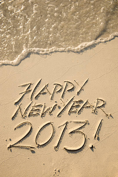 szczęśliwego nowego roku 2013 na plaży z fala wiadomości - 2013 beach sand new years eve zdjęcia i obrazy z banku zdjęć