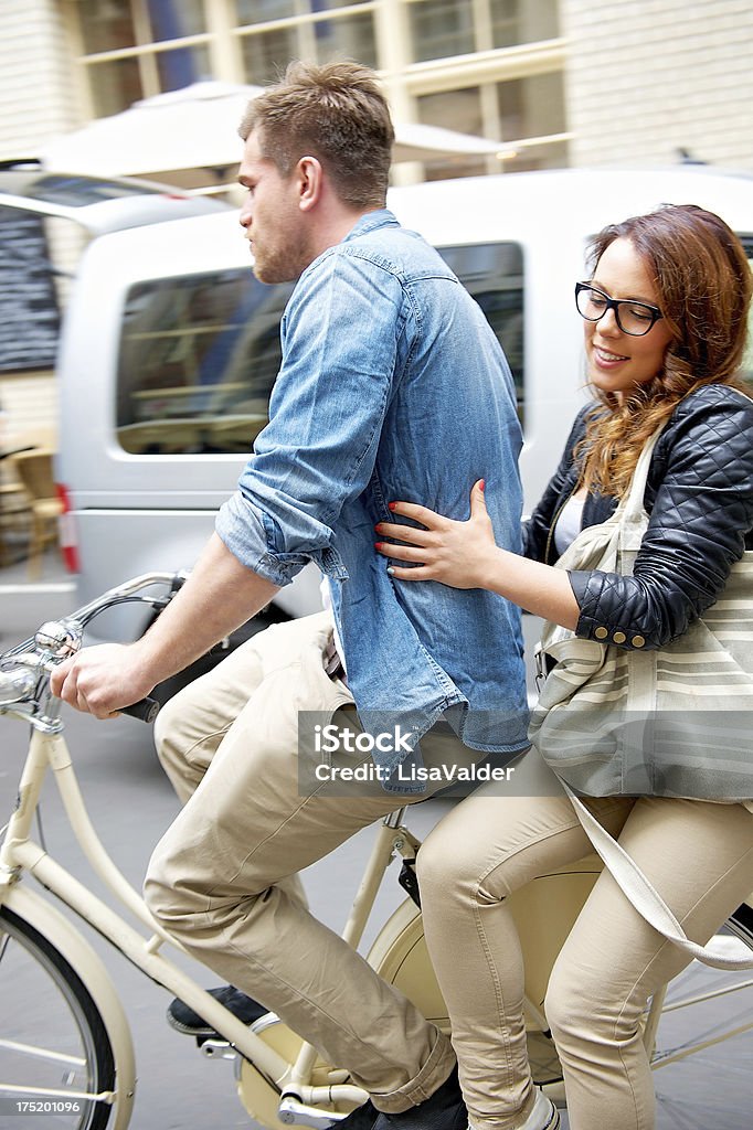 Jovem casal com bicicletas - Foto de stock de A caminho royalty-free