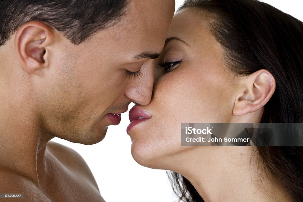 couple Embrasser - Photo de 20-24 ans libre de droits