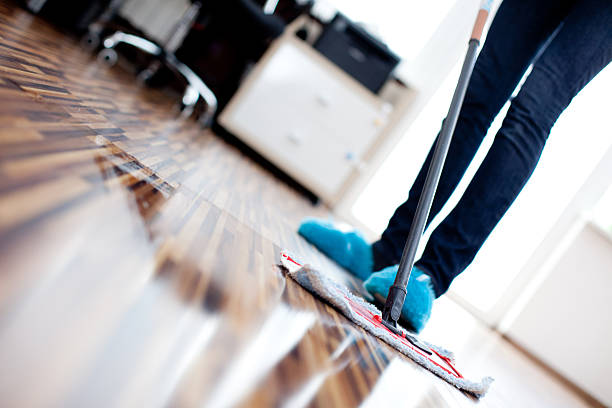 pulizia pavimento in legno - chores wood wet indoors foto e immagini stock