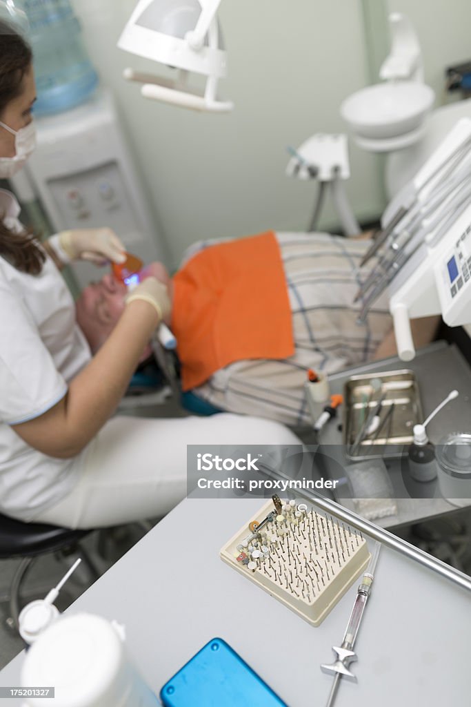 Pacjenta i dentystę w gabinecie stomatologicznym - Zbiór zdjęć royalty-free (Biały)