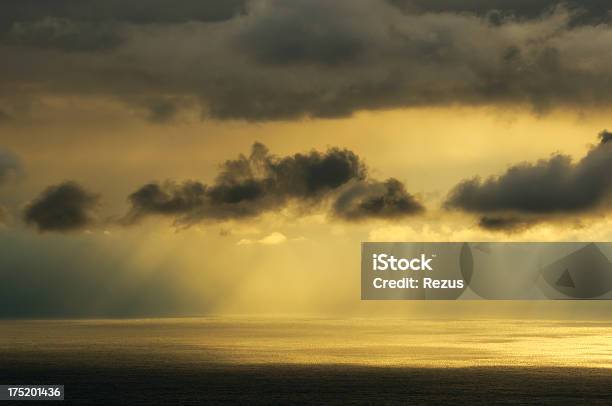 Céu Nublado Com Raios De Solconstellation Name Por Cima Do Mar - Fotografias de stock e mais imagens de Acima