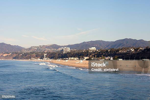 Santa Monica Beach Foto de stock y más banco de imágenes de Agua - Agua, Aire libre, Arena
