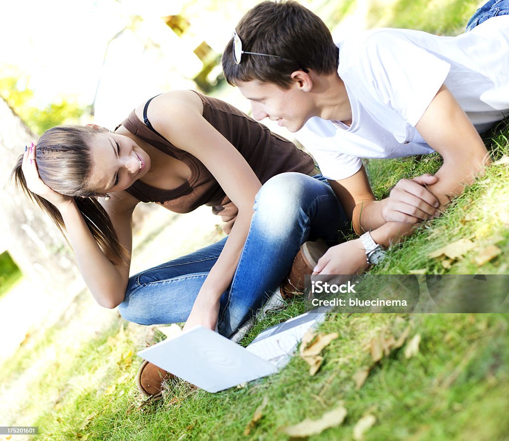 Junges Paar im park - Lizenzfrei Dating Stock-Foto