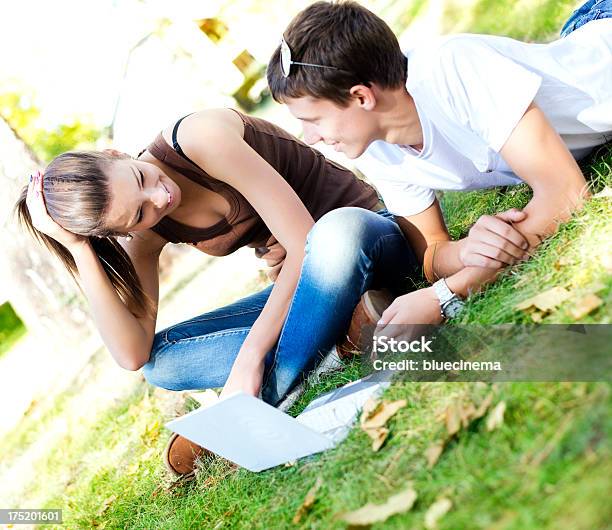 Junges Paar Im Park Stockfoto und mehr Bilder von Dating - Dating, Drahtlose Technologie, Entspannung