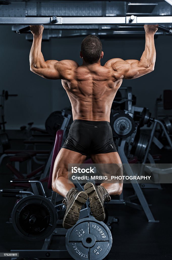 Chin-Ups - Foto de stock de Academia de ginástica royalty-free