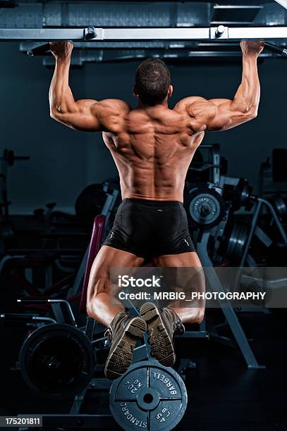 Foto de Chinups e mais fotos de stock de Academia de ginástica - Academia de ginástica, Adulto, Atleta