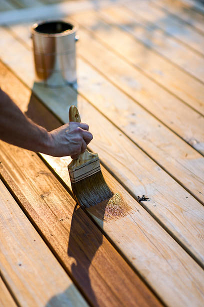 숫나사 카펜터 적용 도료 나무 가구 수 있습니다. - wood stain wood deck painting 뉴스 사진 이미지