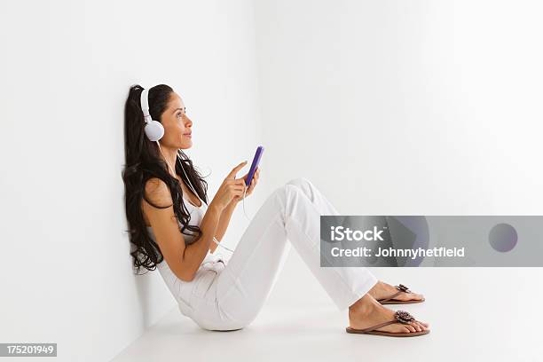 Pensativa Mulher Ouvir Música No Auscultador - Fotografias de stock e mais imagens de Sentado no Chão - Sentado no Chão, Mulheres, Só Uma Mulher