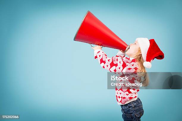 Santas Little Auxiliar A Comunicação Com Megafone - Fotografias de stock e mais imagens de 4-5 Anos - 4-5 Anos, Agarrar, Apoio Moral