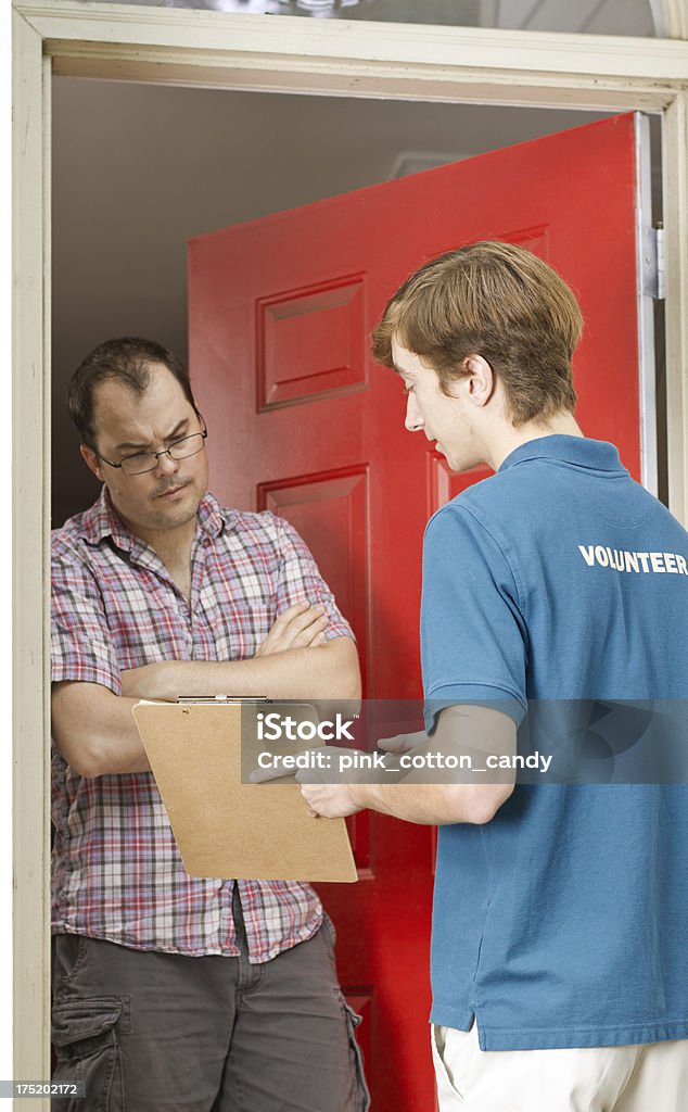 Adolescent Petitioning ou Canvassing - Photo de Bloc-note libre de droits